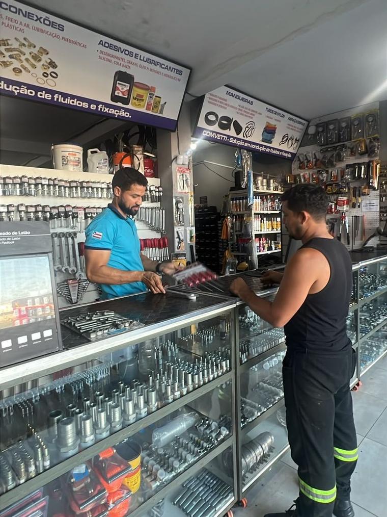 Balcão da Comvetti com cliente sendo atendido e vitrine de terminais